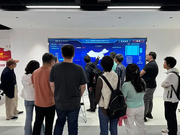 参观前沿九游会官方网址的产品展示区